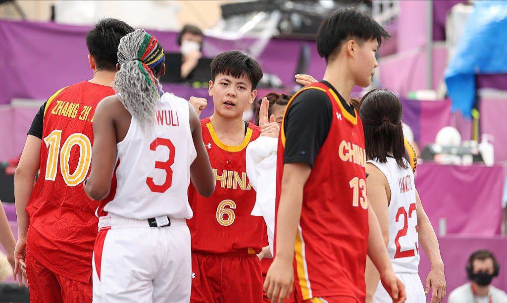 沿两侧岩壁 沿两侧岩壁